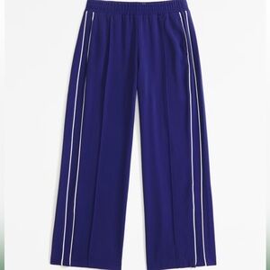 A&F PULL ON TRACK PANT
